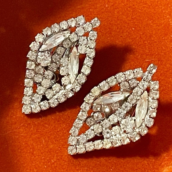 ✨ Sparkling Vintage Signed Weiss Leaf Shaped Rhinestone Clip On Earrings - Picture 4 of 4